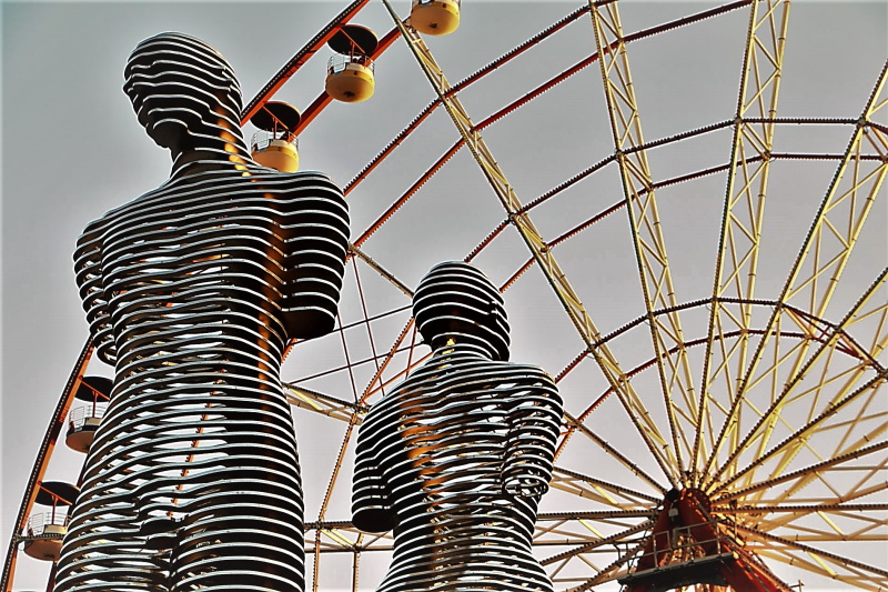 que ver batumi georgia escultura