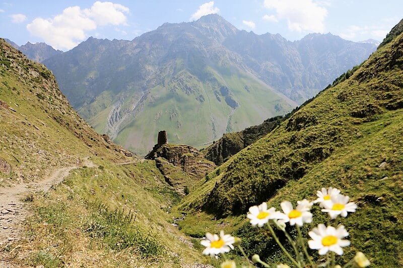 trekking en Kazbegi Georgia , Juta y valle de Sno, valle del truso