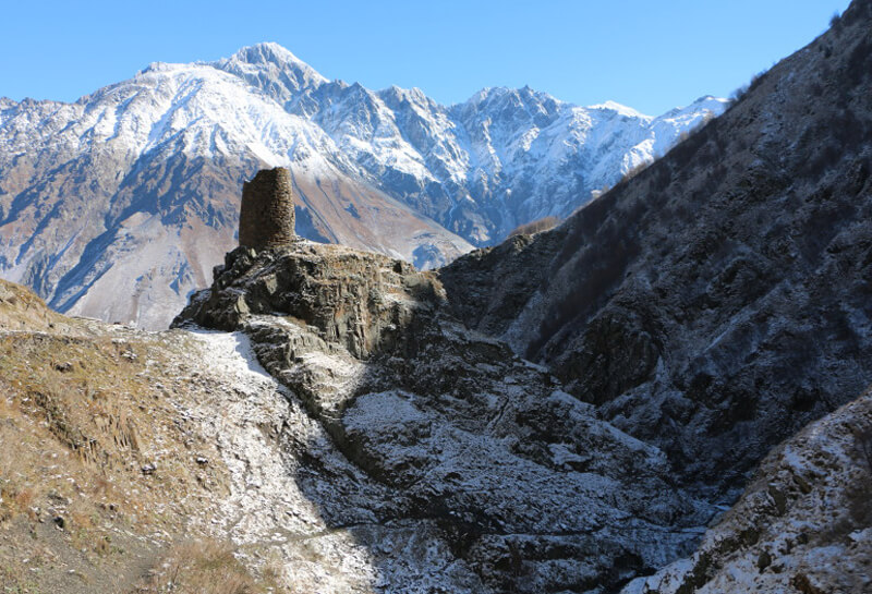 Trekking desde Stepanstsminda hasta la iglesia y el glaciar Gergeti