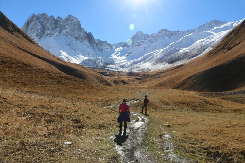 trekking en Kazbegi Georgia , Juta y valle de Sno, valle del truso