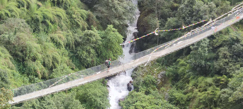 consejos para viajar a viajar a Nepal puente tibetano